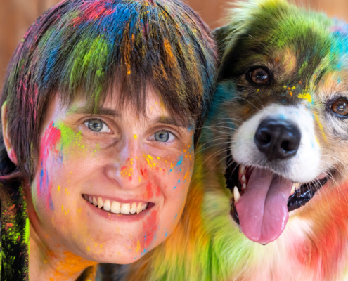 Holi Pulver Shooting Mensch und Hund